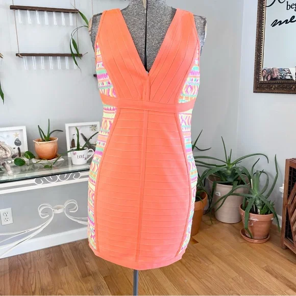 V-Neck Sleeveless Bandage Dress with Colorful Side Panels - Picture 1 of 4